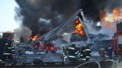 ГСЧС: На нефтебазе под Киевом горят два резервуара