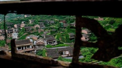 "Призрачная деревня" в Китае: заброшенный городок, ставший частью природы (Фото)