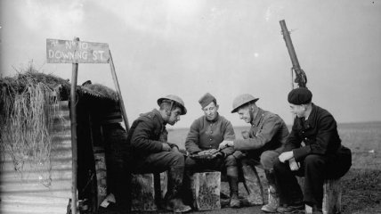 Британская армия во Франции. Военнослужащие британской армии и французских ВВС возле блиндажа под названием "Даунинг-стрит, 10" на краю аэродрома, 28 ноября 1939 года