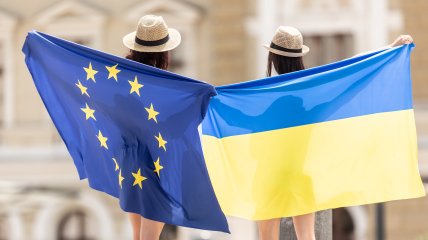 Прапори ЄС та України