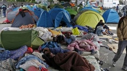 В Париже проходит эвакуация палаточного лагеря мигрантов