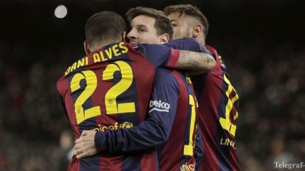 Алвес согласен на меньшую зарплату, но "Барселона" дает лишь год