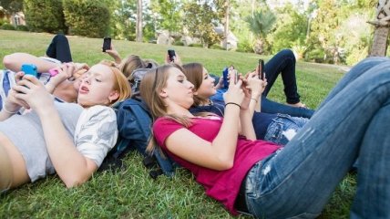 Социальные сети влияют на самооценку девочек-подростков  
