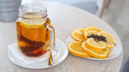 Медики рассказали, почему чай с лимоном нельзя пить постоянно