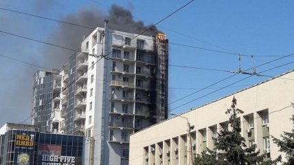 В одесском ТРЦ сильное задымления из-за пожара в соседнем здании