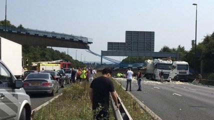 В Великобритании пешеходный мост рухнул на трассу
