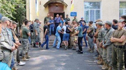 Пожар в лагере в Одессе: встреча мэра с родителями не обошлась без драки