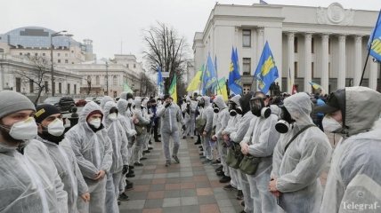В масках и костюмах химзащиты: активисты провели митинг под Радой (Фото)