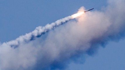 Крылатая ракета российской федерации, обстреливающая мирных украинцев
