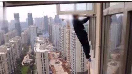 В Китае грабитель хотел сбежать от полиции через окно на 22 этаже (Видео)