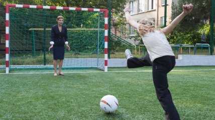 Марина Порошенко в Харькове сыграла с детьми в футбол