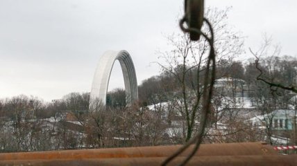 Соединит два парка: в Киеве начали строить пешеходный мост (Видео)