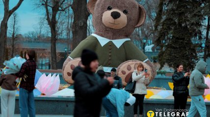 Большой игрушечный медвежонок в центре Харькова