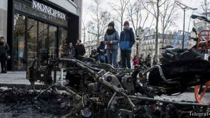 Протесты "желтых жилетов" в Париже: 220 задержанных, сожженные магазины (Видео)