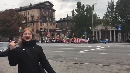 В Запорожье девушки смеялись, обсуждая акцию "Free Azov"