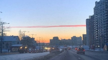 В небе над Минском появилась огромная красная полоса: необычное явление попало на фото
