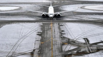 Самолет в российском аэропорту "Домодедово" попал в аварию из-за гололеда