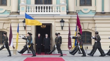 Порошенко в Мариинском дворце принял президента Латвии