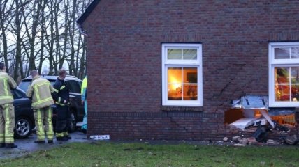 В Нидерландах автомобиль протаранил стену дома: Двое пострадавших
