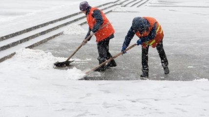 В КГГА на выходных будут убирать снег возле домов