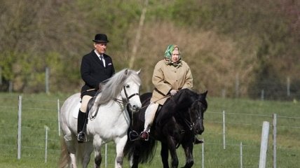 Королева Великобритании прокатилась на лошади
