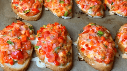 Бутерброды с колбасой и помидорами