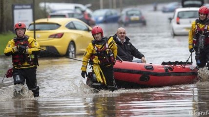 Затопленные улицы и парализованный транспорт: мощный шторм снова накрыл Европу 