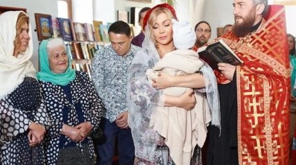 Ирина Билык крестила сына: певица впервые показала малыша на публике. ФОТО