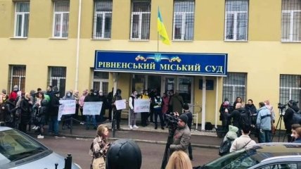 Подозреваемого в изнасилованиях забросали яйцами в Ровно: одна из жертв объяснила ситуацию