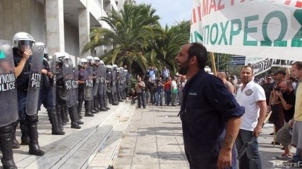 Греческие кораблестроители пошли штурмом на здание Минобороны