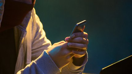 Хлопець із телефоном