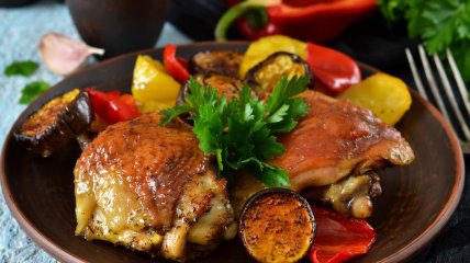 Запечені курячі стегна