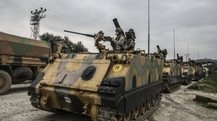 Турецкая бронетехника продолжает прибывать к границе с Сирией 