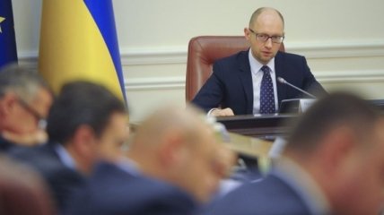 Яценюк дал поручение по реализации "мирного плана" Порошенко