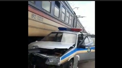 Электричка протаранила авто полицейских под Кривым Рогом: видео ЧП