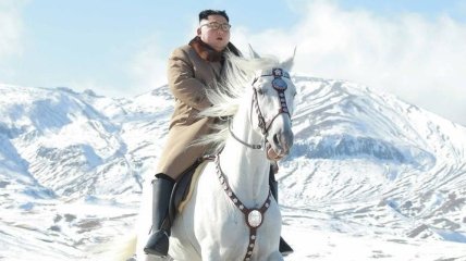 Ким Чен Ын с глазами "полными благородных блесков" на белом коне поднялся на заснеженную гору (Фото)