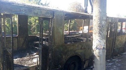 В Одессе во время движения полностью сгорел троллейбус (Видео)