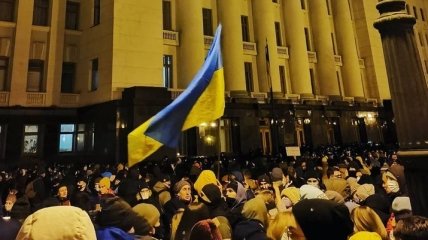 Сторонники Стерненко штурмуют здание Офиса президента (фото, видео) 