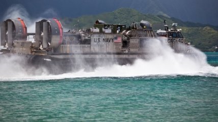 Может поднять на борт танк: в США тестируют новое судно на воздушной подушке (Видео)