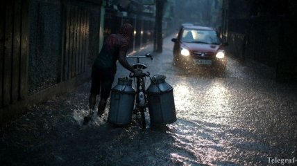 Сильные наводнения в Индии: дороги превратились в реки, есть жертвы
