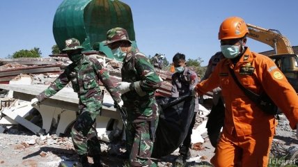 На индонезийском острове до сих пор вытаскивают людей из-под обломков
