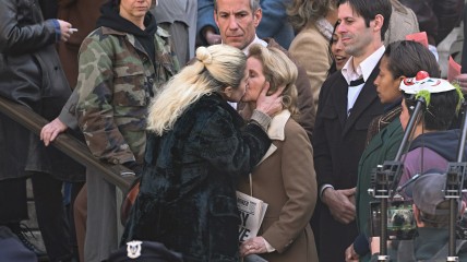 Леди Гага целуется с женщиной