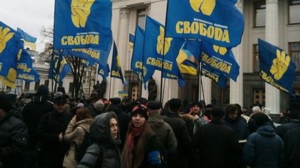 Возле Рады проходят акции с требованием отставки правительства