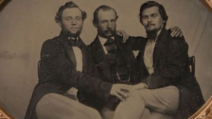 Броманс в викторианскую эпоху: интимные мужские объятия в редких снимках конца 1800-х годов (Фото) 