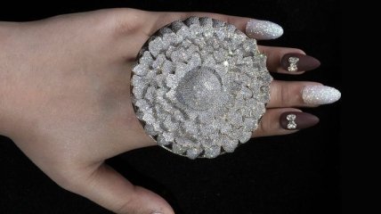 Ювелир уместил на кольце больше 12 тысяч бриллиантов и попал в Книгу Гиннеса (фото)