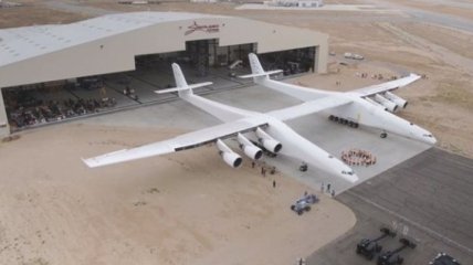 В США показали самый большой в мире самолет (Видео)