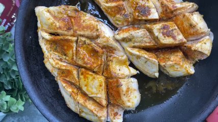 Соковита курка у вершково-грибному соусі: новорічна смакота для святкового столу (відео)