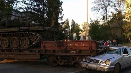 В Киеве иномарка врезалась в платформу с танком