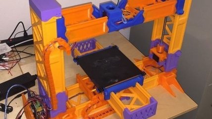 Энтузиаст создал 3D-принтер с помощью 3D-печати (Видео)