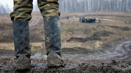 Військовослужбовці ледь не залишають своє взуття у брудному драговинні